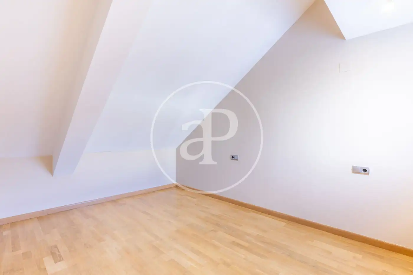 Maisonette zum Verkauf in Valencia mit Klimaanlage, Heizung und Terrasse