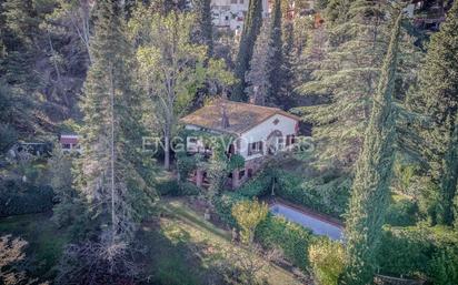 Vista exterior de Casa o xalet en venda en Castellví de Rosanes amb Aire condicionat, Calefacció i Jardí privat