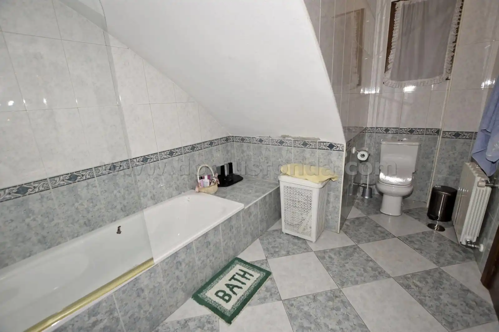 Badezimmer von Wohnung zum Verkauf in Ronda mit Heizung, Terrasse und Möbliert