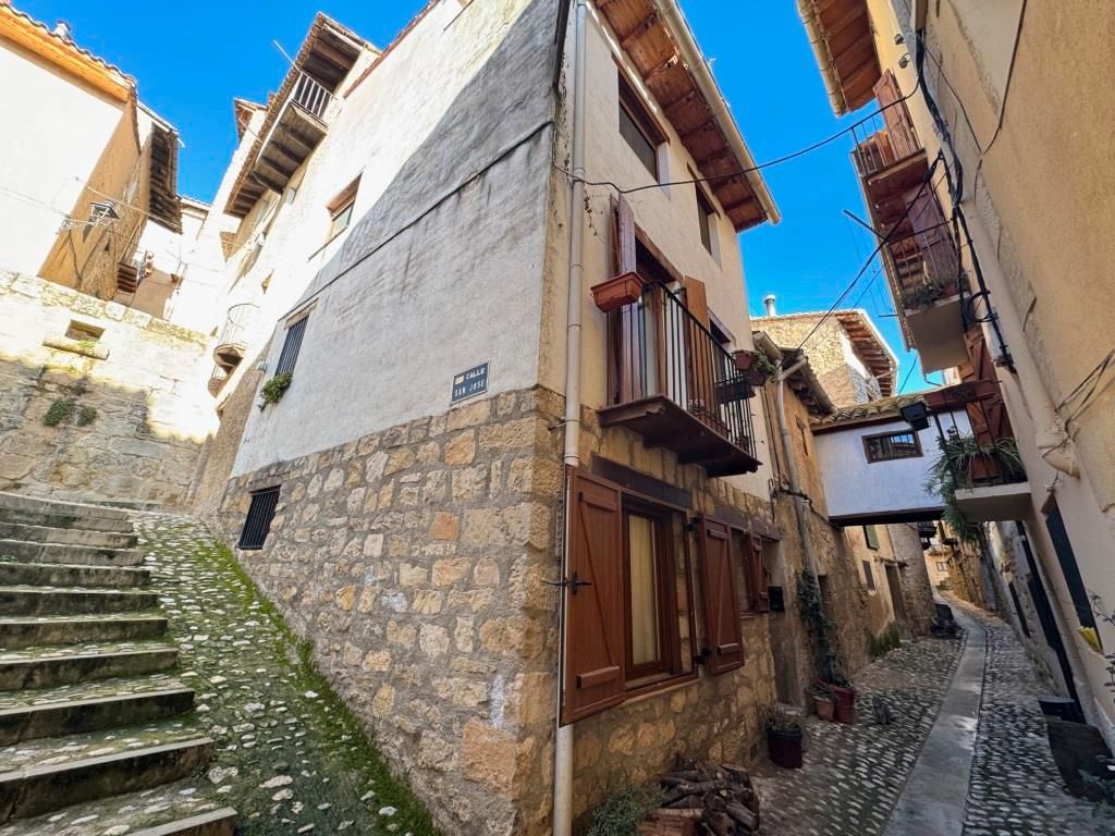 Vista exterior de Casa adosada en venda en Valderrobres amb Parquet, Terrassa i Moblat