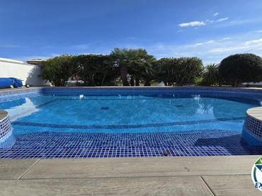 Casa con piscina en venta en Carrer Cap Ras 14