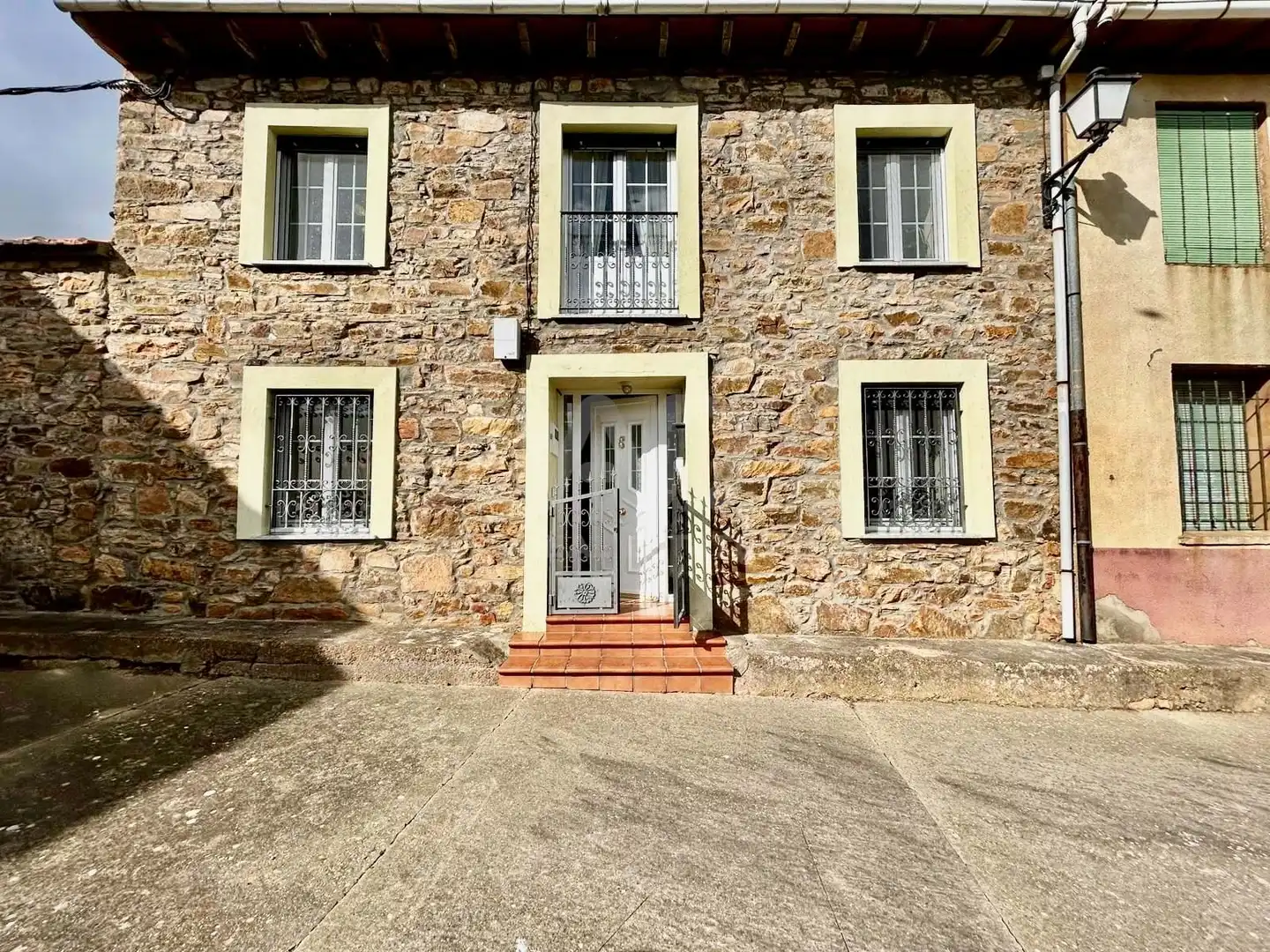 Vista exterior de Casa o xalet en venda en Ayoó de Vidriales amb Calefacció i Terrassa