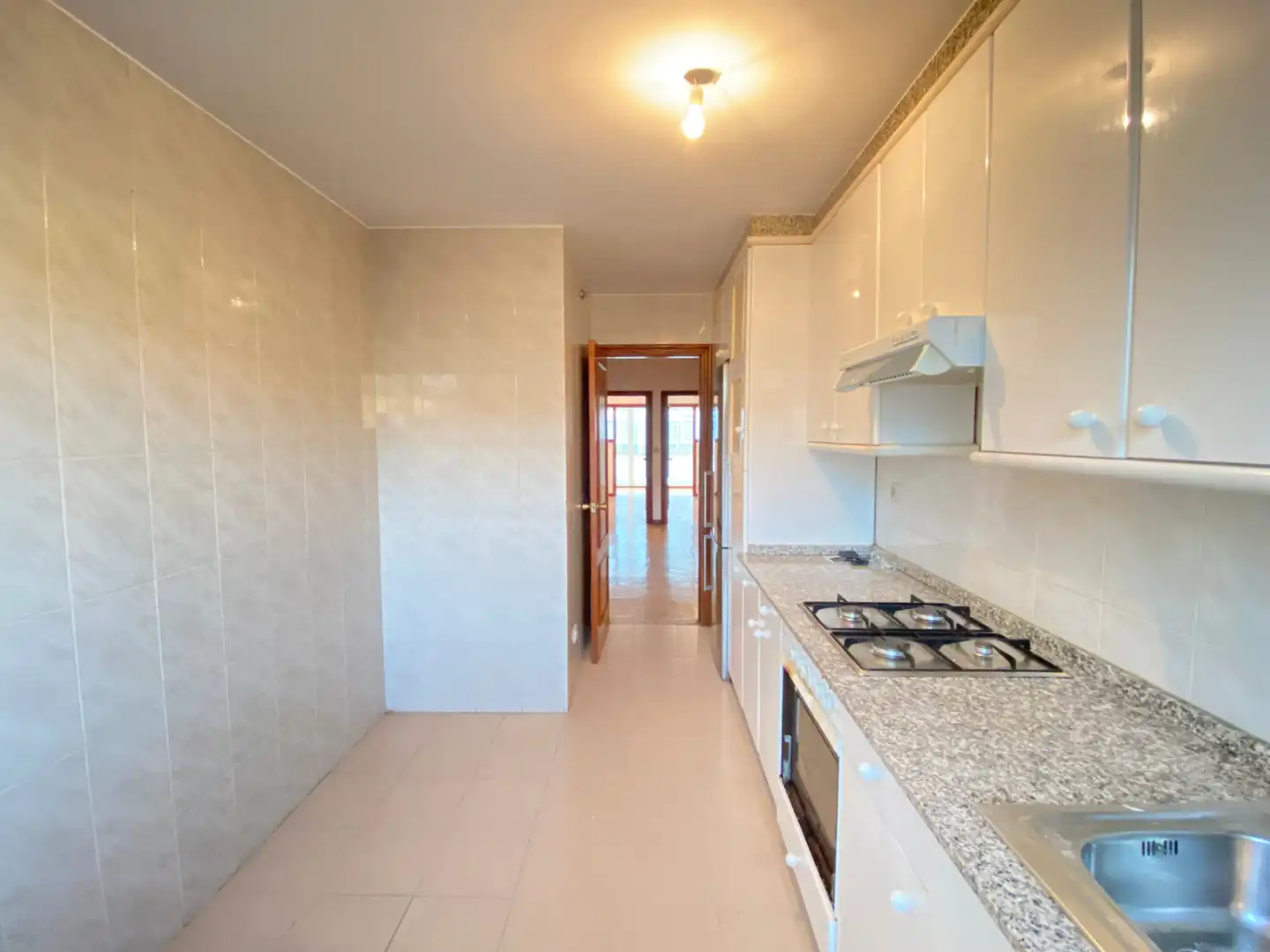 Cocina de Piso en venta en Santiago de Compostela  con Calefacción, Trastero y Amueblado