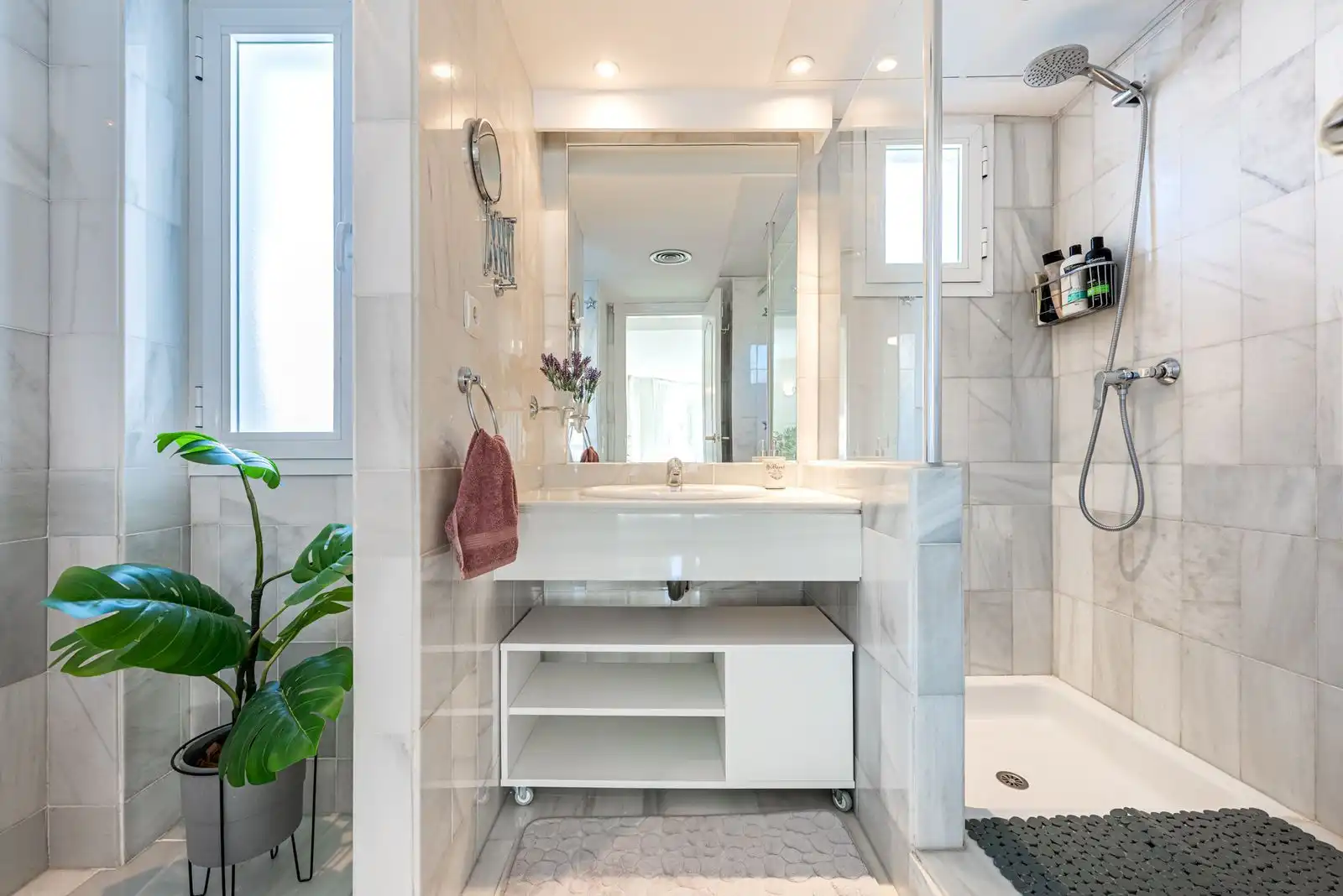 Baño de Apartamento en venta en Marbella con Terraza, Amueblado y Piscina comunitaria