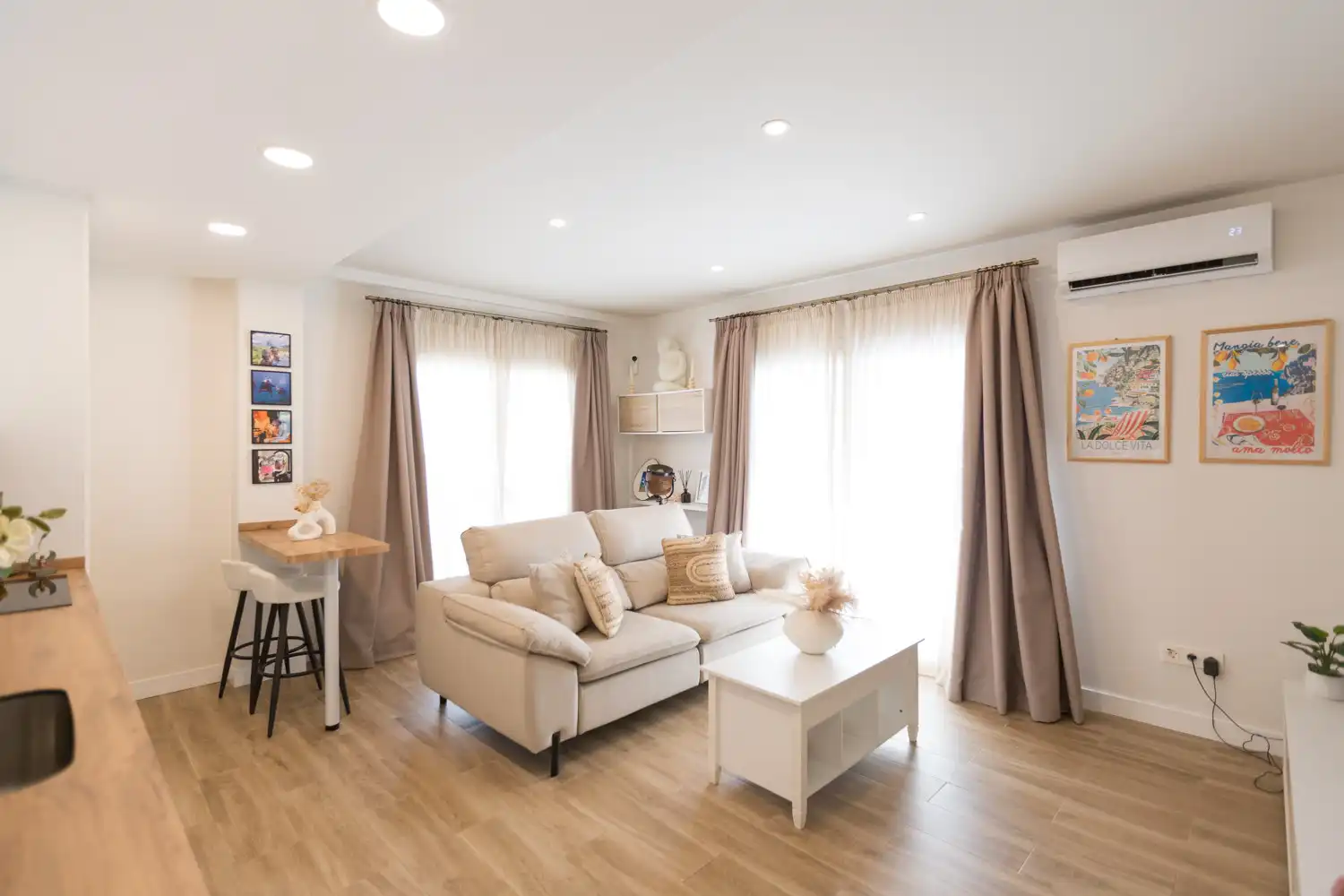 Living room of Apartments for sale in Marbella  with Air Conditioner, Terrace and Furnished