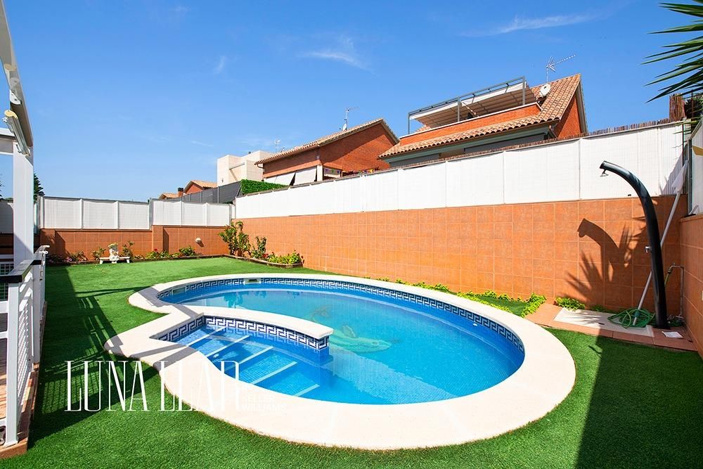 Piscina de Casa o xalet en venda en Viladecans amb Aire condicionat, Calefacció i Jardí privat