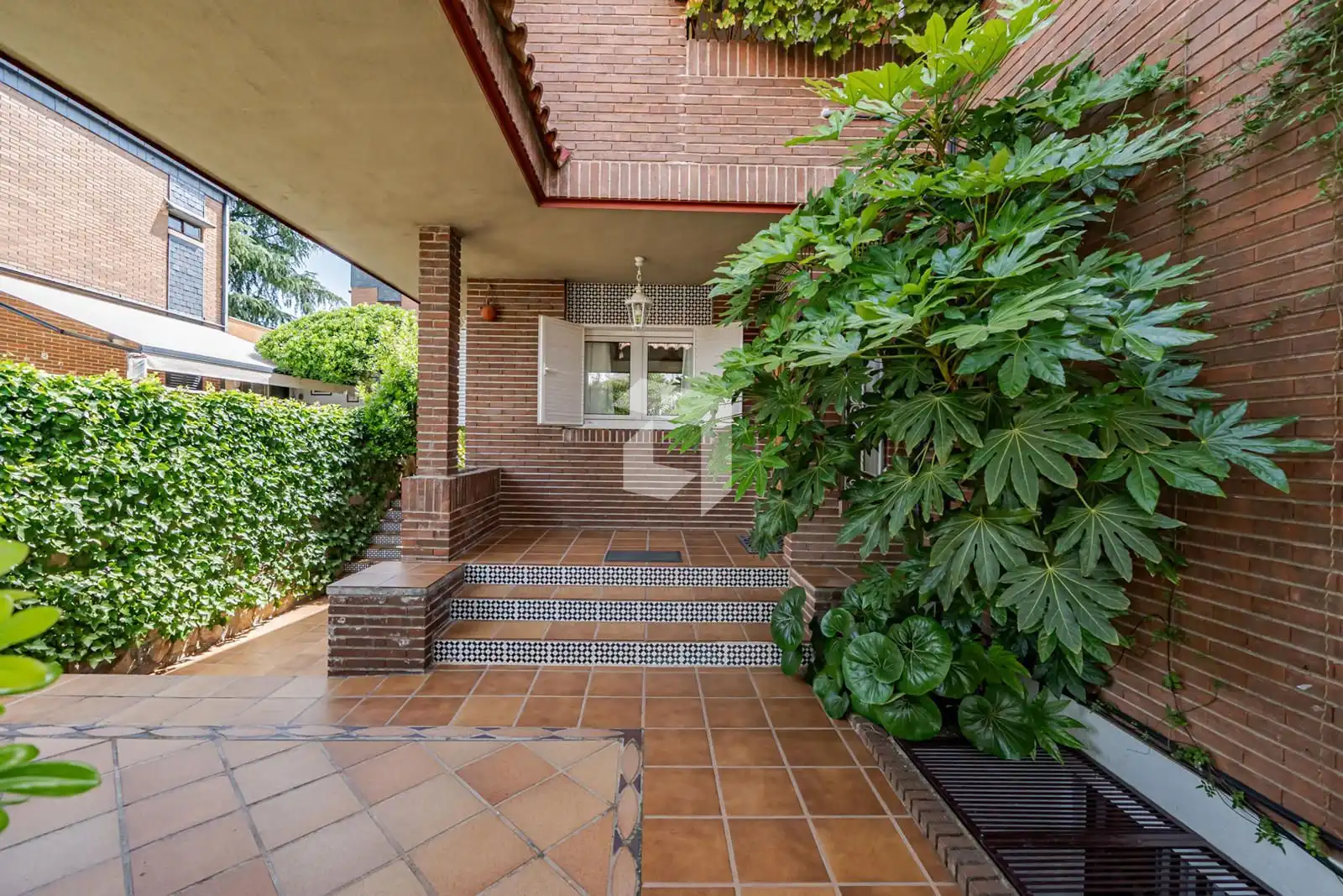Jardí de Casa adosada en venda en Pozuelo de Alarcón amb Aire condicionat, Calefacció i Jardí privat