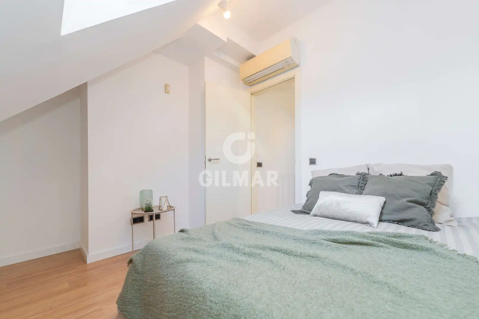 Bedroom of Attic for sale in Madrid  with Heating, Private garden and Storage room