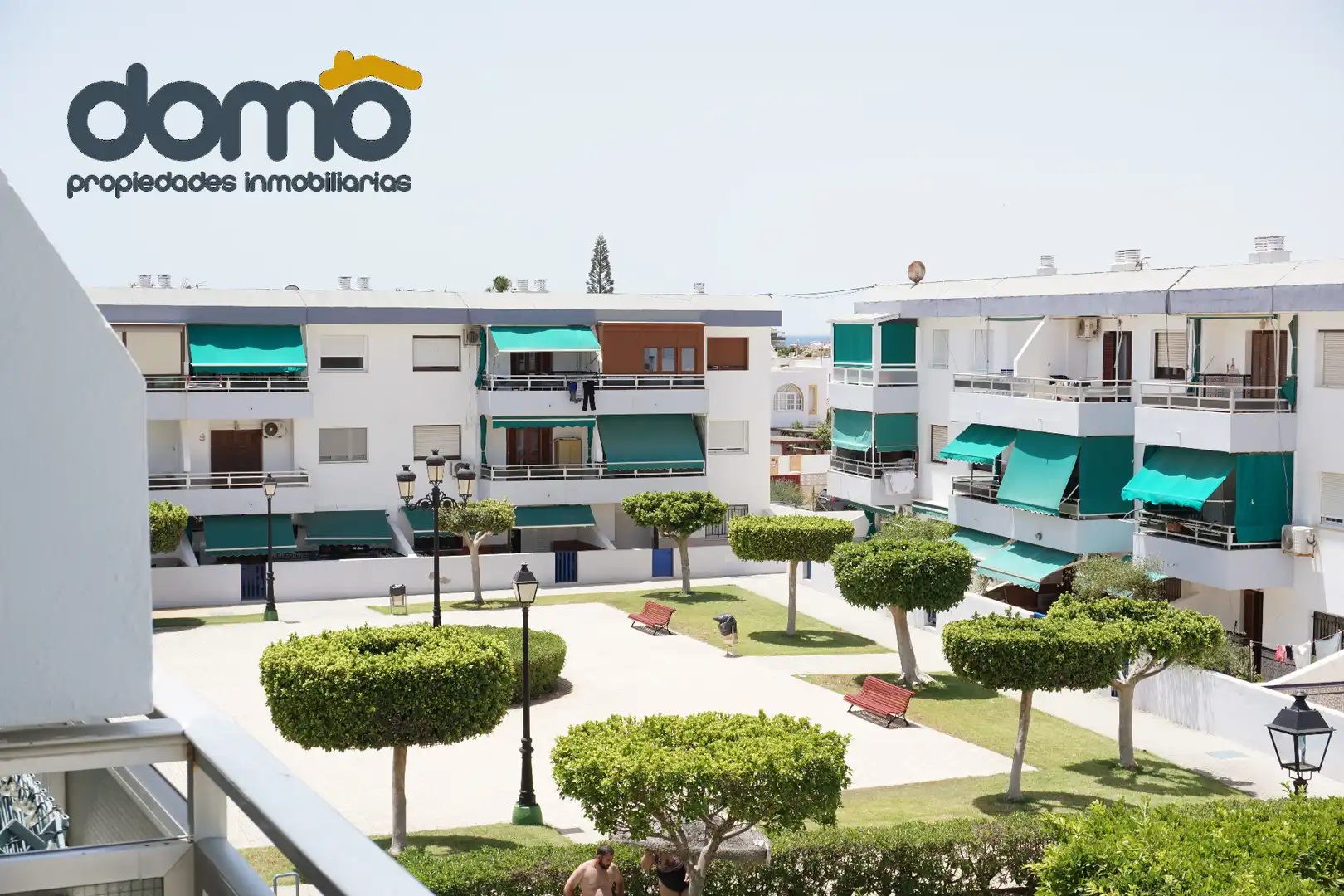 Vista exterior de Piso en venta en Almería con Aire acondicionado, Terraza y Piscina comunitaria
