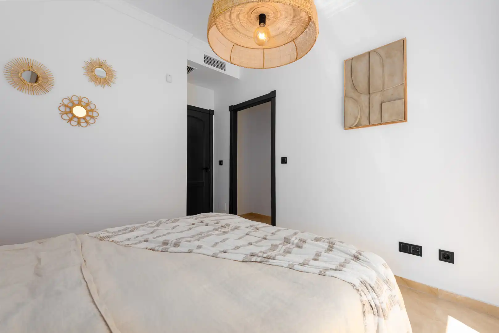Schlafzimmer von Erdgeschoss zum Verkauf in Sotogrande mit Klimaanlage, Privatgarten und Terrasse