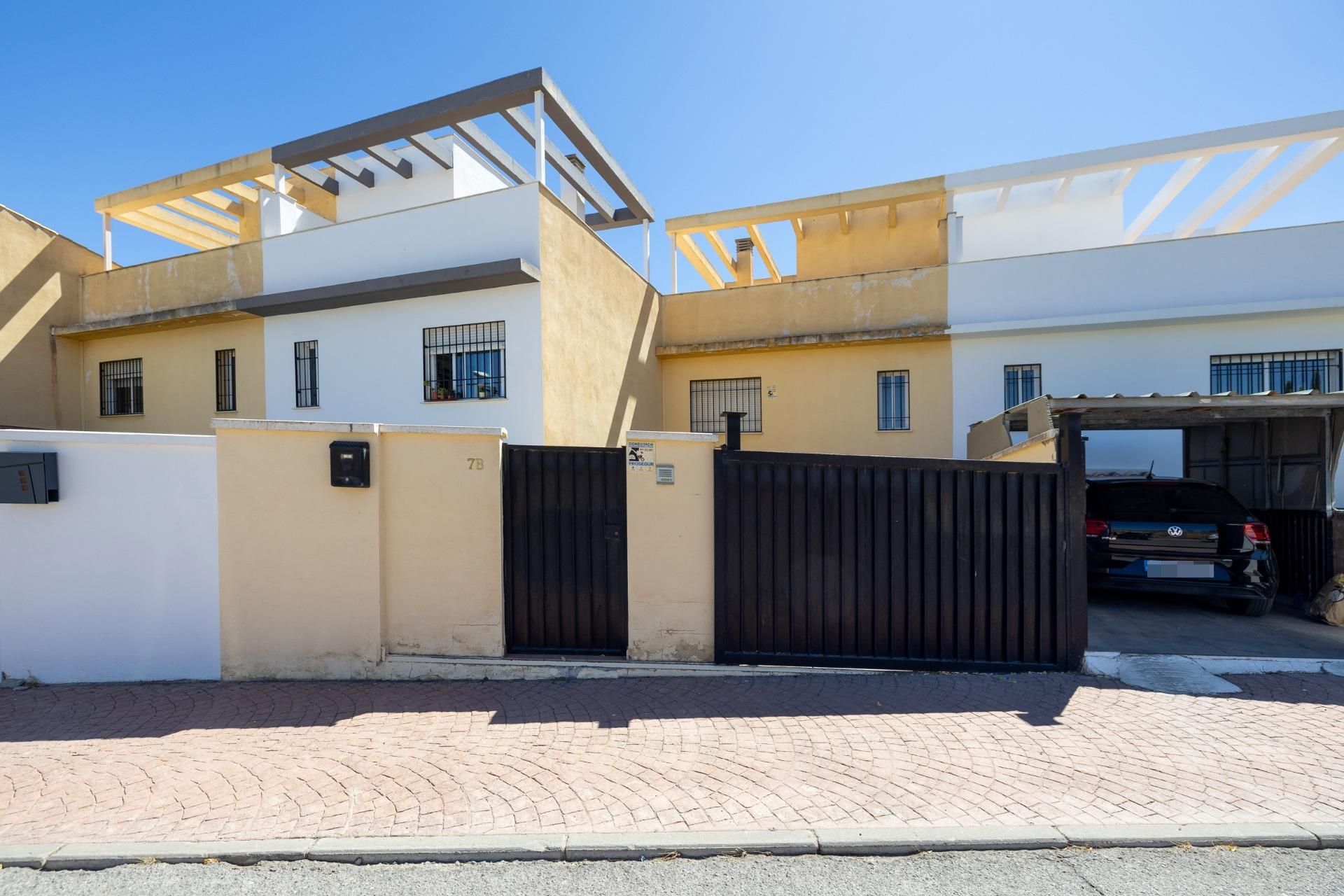 Vista exterior de Casa adosada en venda en Las Gabias amb Jardí privat, Terrassa i Traster