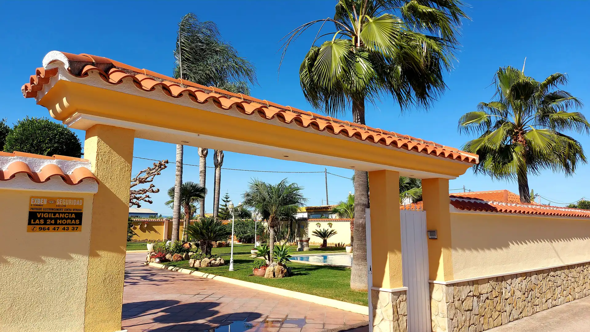 Vista exterior de Casa o chalet en venta en Benicarló con Jardín privado, Piscina y Amueblado