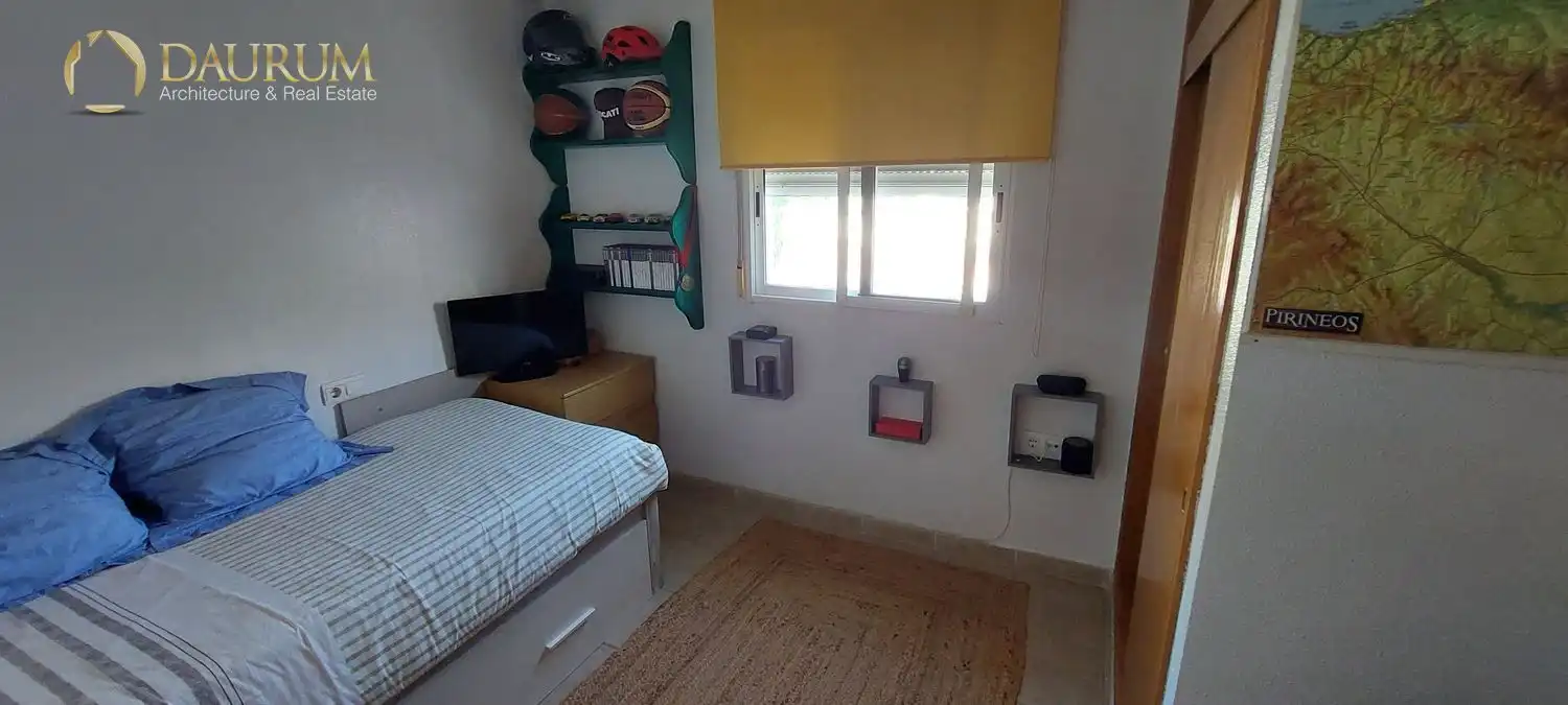 Schlafzimmer von Einfamilien-Reihenhaus zum Verkauf in Santa Pola mit Klimaanlage, Heizung und Terrasse