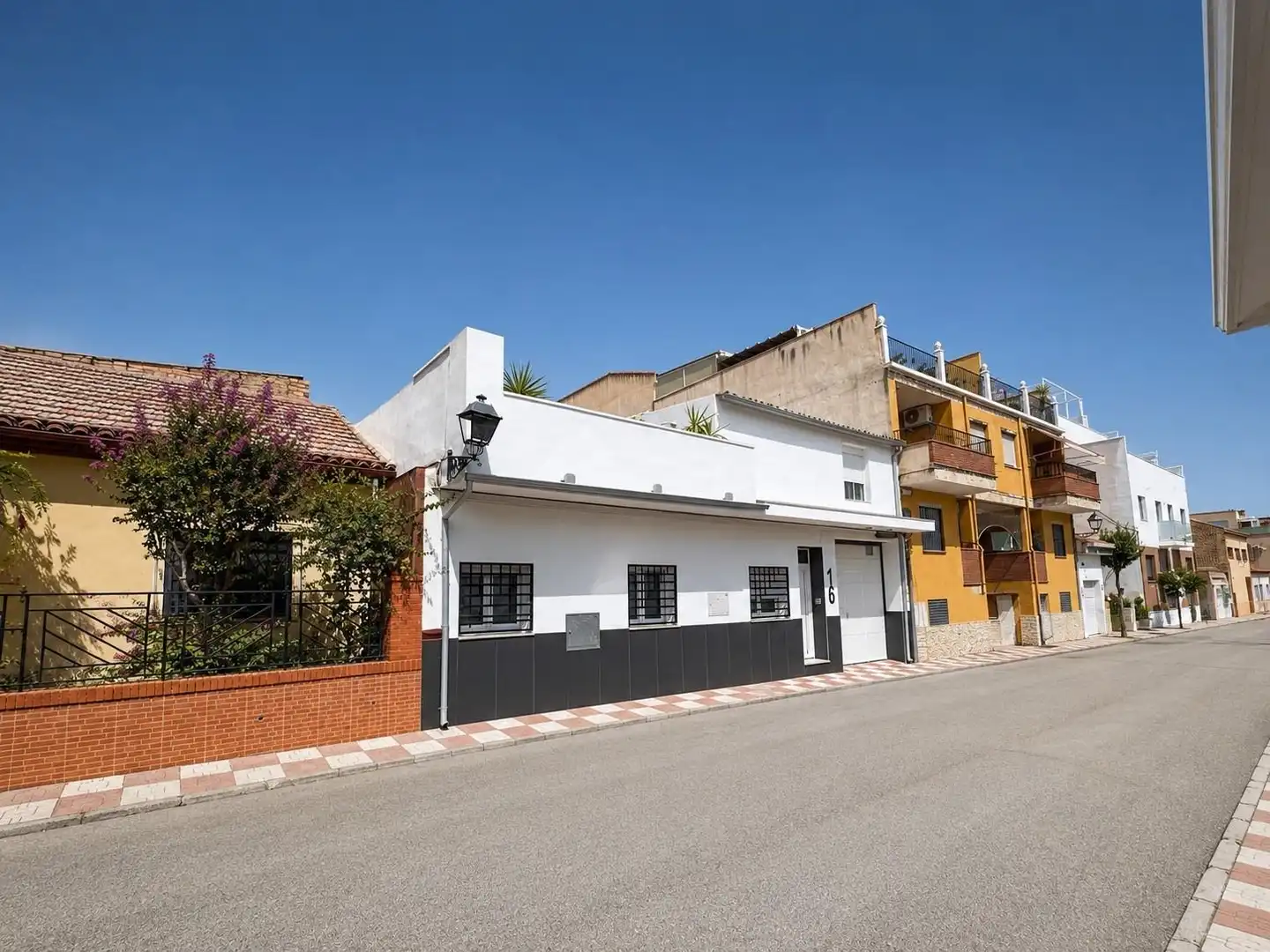 Vista exterior de Casa o chalet en venta en Churriana de la Vega con Aire acondicionado, Calefacción y Jardín privado