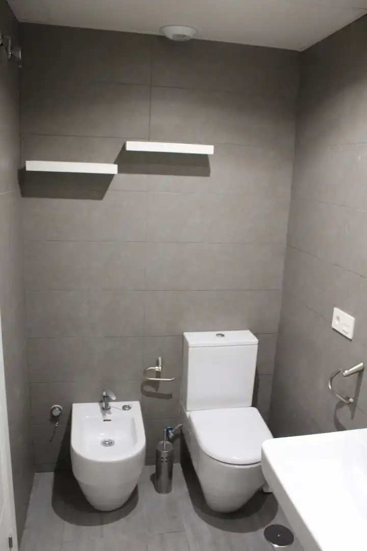 Bathroom of Flat for rent in Granada  with Air Conditioner, Heating and Terrace