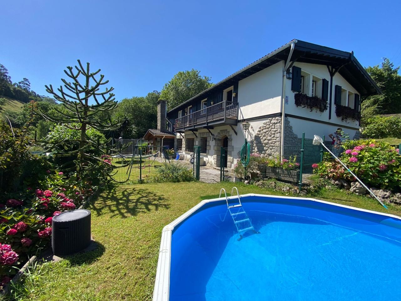 Piscina de Casa o xalet en venda en Castro-Urdiales amb Calefacció, Jardí privat i Terrassa