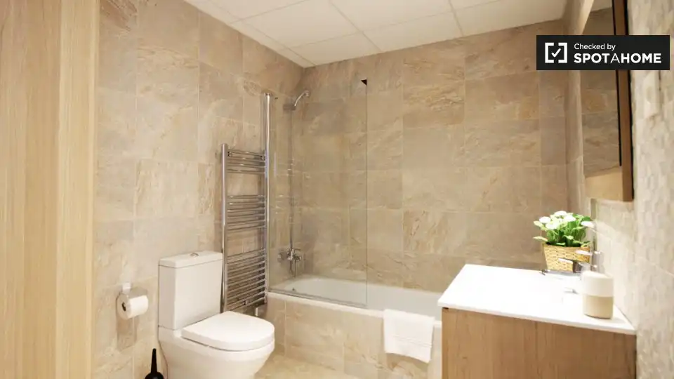 Baño de Piso de alquiler en Barcelona con Aire acondicionado, Calefacción y Amueblado