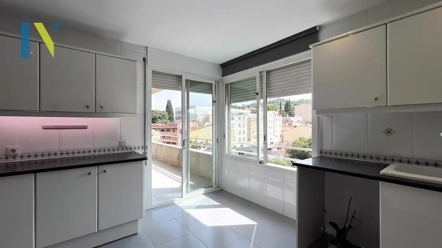 Cuina de Àtic de lloguer en Girona amb Aire condicionat i Terrassa