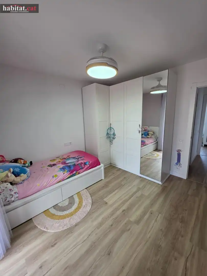 Habitación de Casa adosada en venta en Vilanova i la Geltrú con Aire acondicionado, Calefacción y Parquet