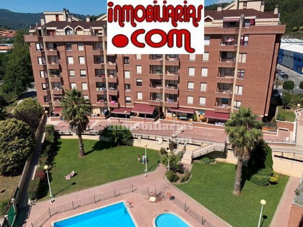 Vista exterior de Piso en venta en Castro-Urdiales con Jardín privado, Terraza y Piscina comunitaria