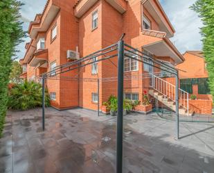 Exterior view of Single-family semi-detached for sale in Navalcarnero  with Air Conditioner, Terrace and Balcony