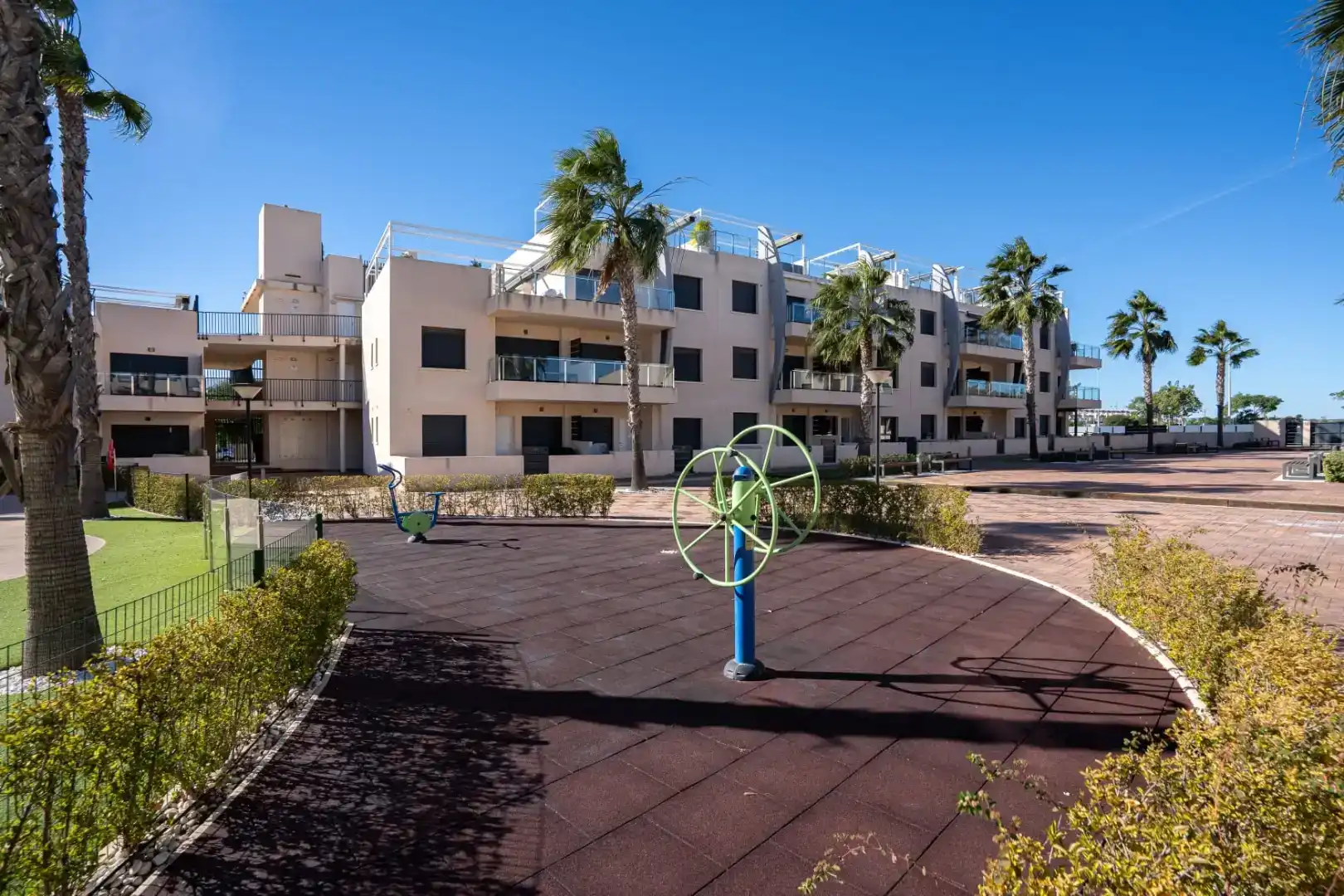 Vista exterior de Pis de lloguer en Pilar de la Horadada amb Aire condicionat, Jardí privat i Piscina