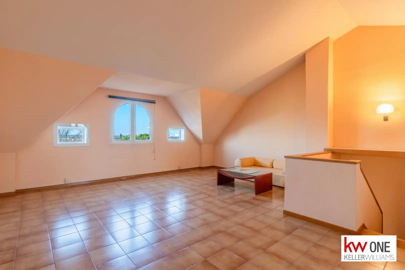Sala de estar de Casa adosada de alquiler en Pozuelo de Alarcón con Aire acondicionado, Calefacción y Jardín privado