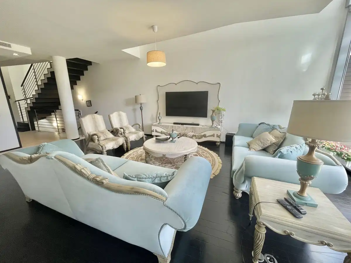 Sala d'estar de Casa adosada en venda en Marbella amb Aire condicionat, Terrassa i Moblat