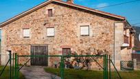 Vista exterior de Casa adosada en venda en Puente Viesgo amb Calefacció, Jardí privat i Parquet