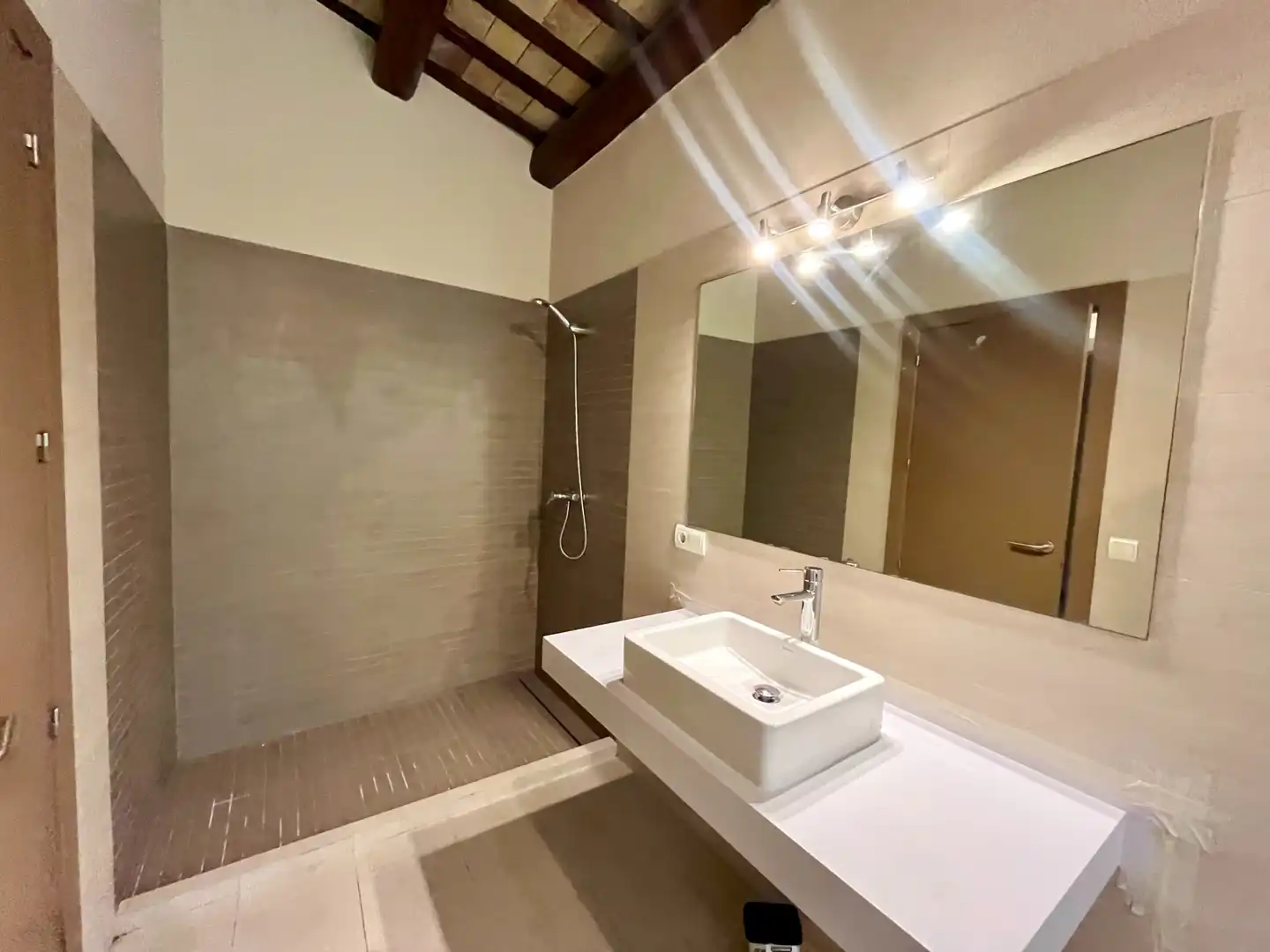 Badezimmer von Country house zur Miete in Fornells de la Selva mit Heizung, Privatgarten und Ofen