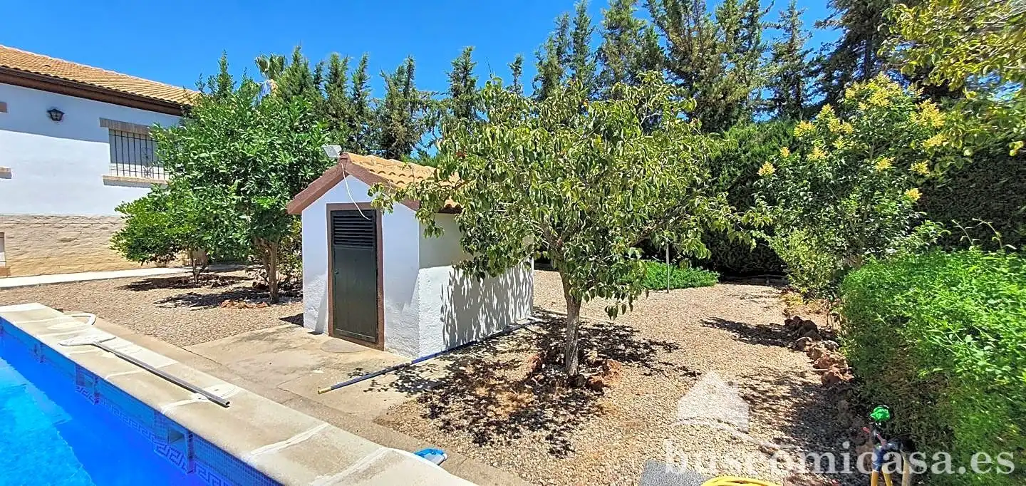 Vista exterior de Casa o xalet en venda en Linares amb Aire condicionat, Calefacció i Jardí privat