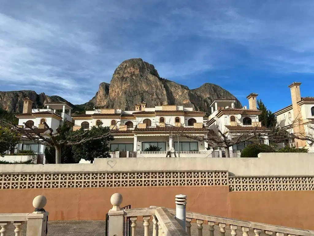 Vista exterior de Casa o xalet en venda en Polop amb Calefacció, Jardí privat i Terrassa