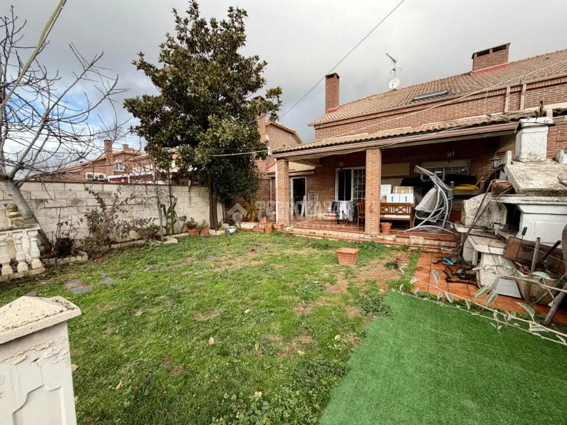 Casa adosada en venta en Villanueva de la Torre