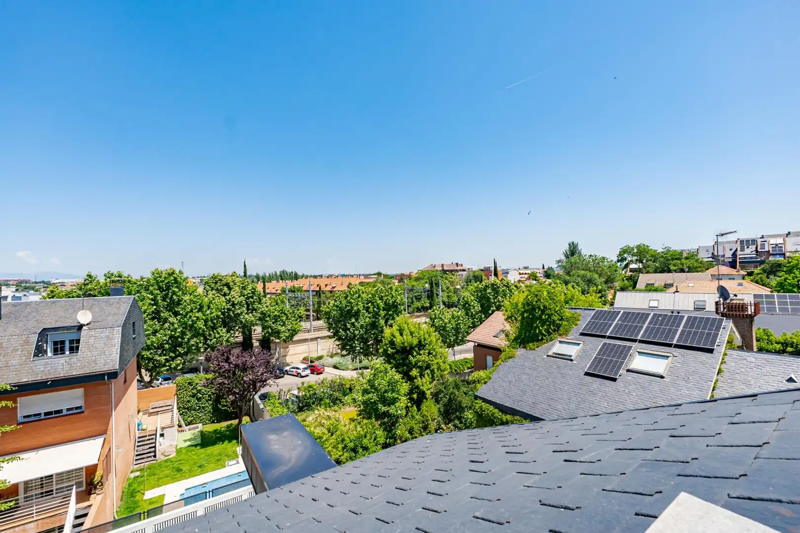 Vista exterior de Casa adosada en venta en Pozuelo de Alarcón con Aire acondicionado, Calefacción y Piscina