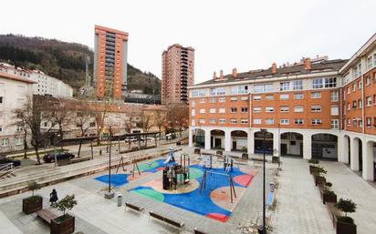 Vista exterior de Pis en venda en Eibar amb Calefacció, Parquet i Traster