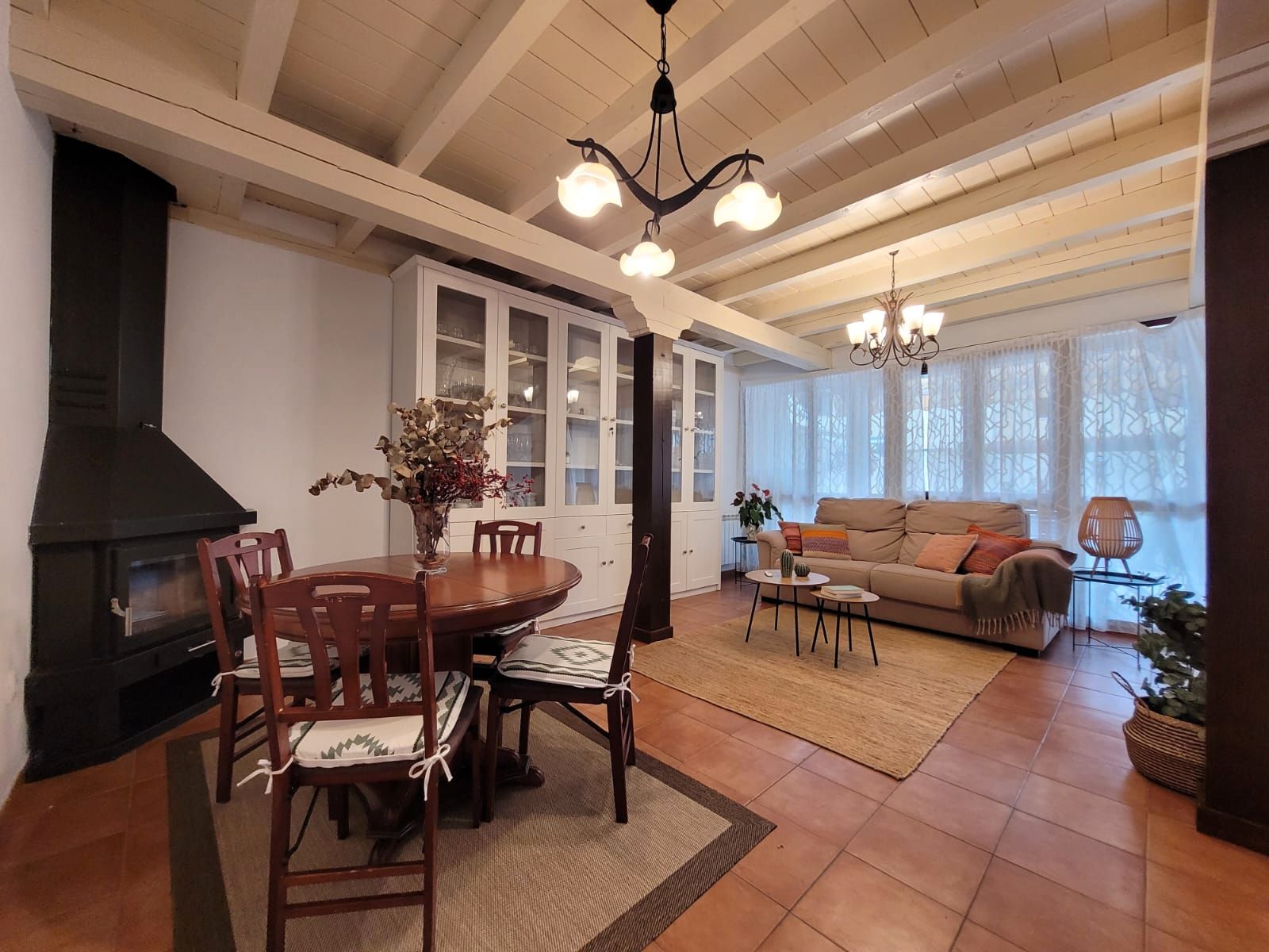 Sala d'estar de Casa adosada en venda en Entrambasaguas amb Calefacció, Jardí privat i Parquet