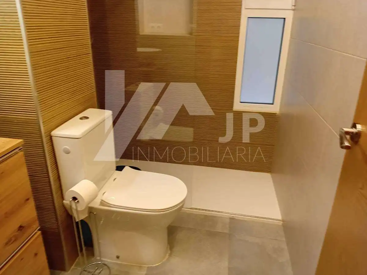 Bathroom of Flat for rent in Granada  with Air Conditioner, Heating and Parquet flooring