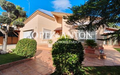 Vista exterior de Casa o xalet en venda en L'Eliana amb Aire condicionat, Terrassa i Piscina