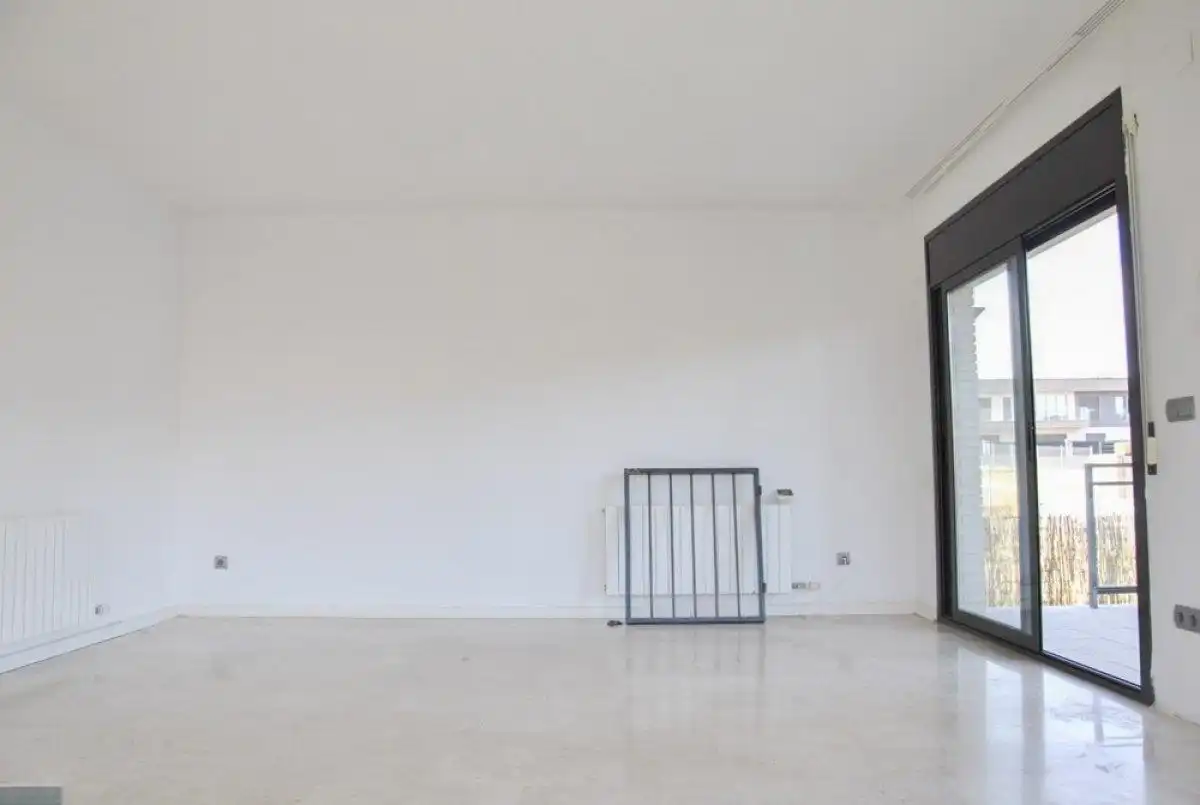 Sala d'estar de Casa o xalet en venda en Cunit amb Calefacció, Jardí privat i Parquet