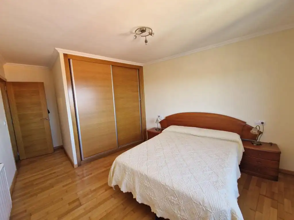 Dormitori de Apartament en venda en Boiro amb Calefacció, Parquet i Terrassa