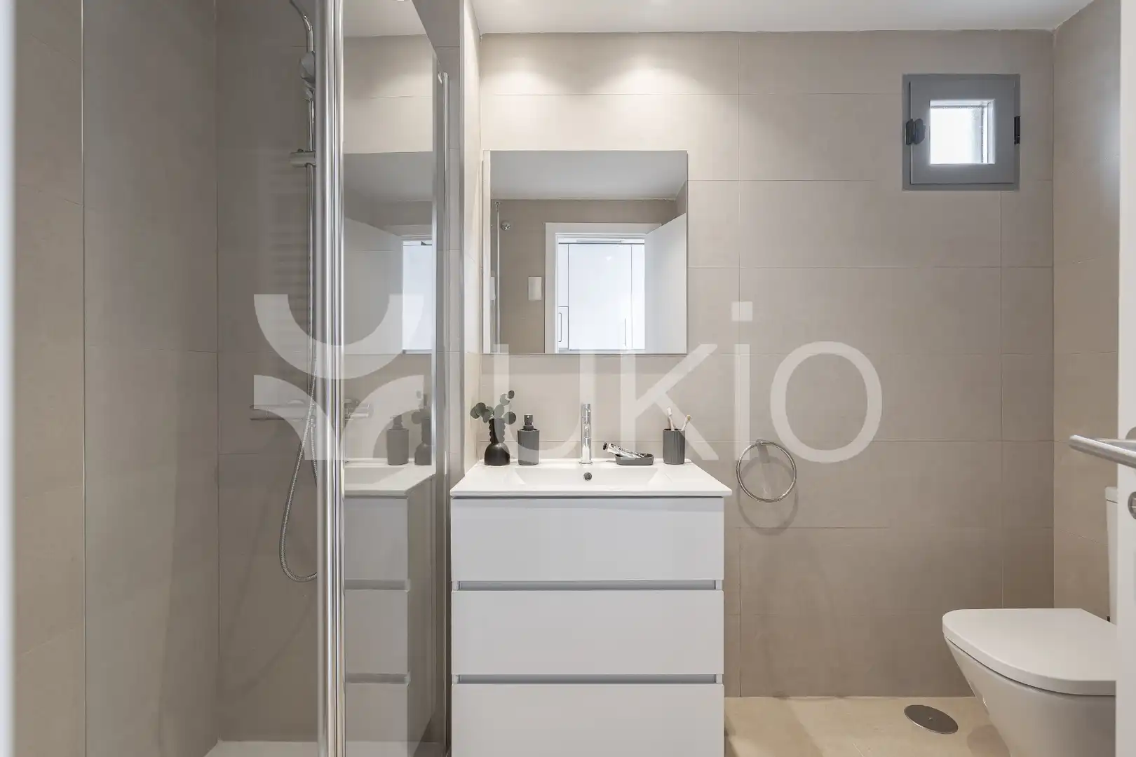 Bany de Apartament de lloguer en Madrid amb Aire condicionat, Calefacció i Terrassa