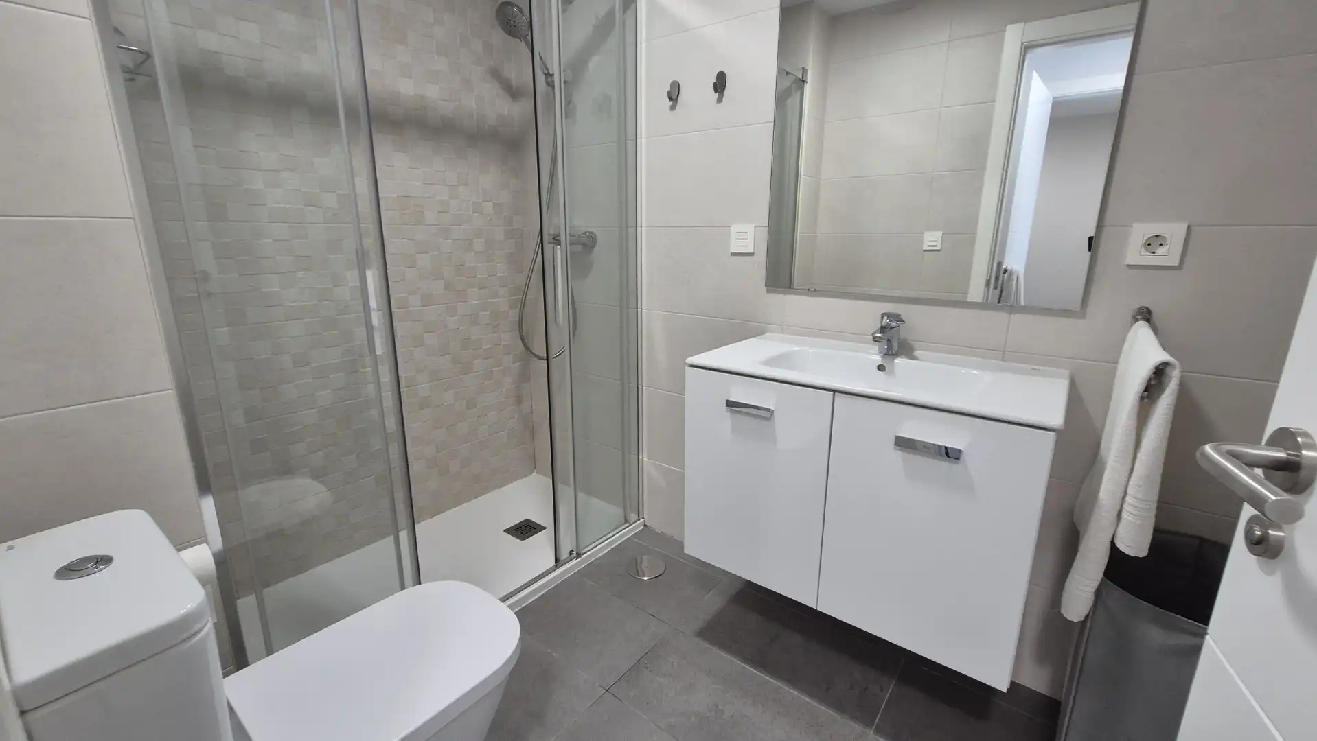 Bathroom of Ground floor for rent in Marbella  with Air Conditioner, Terrace and Storage room