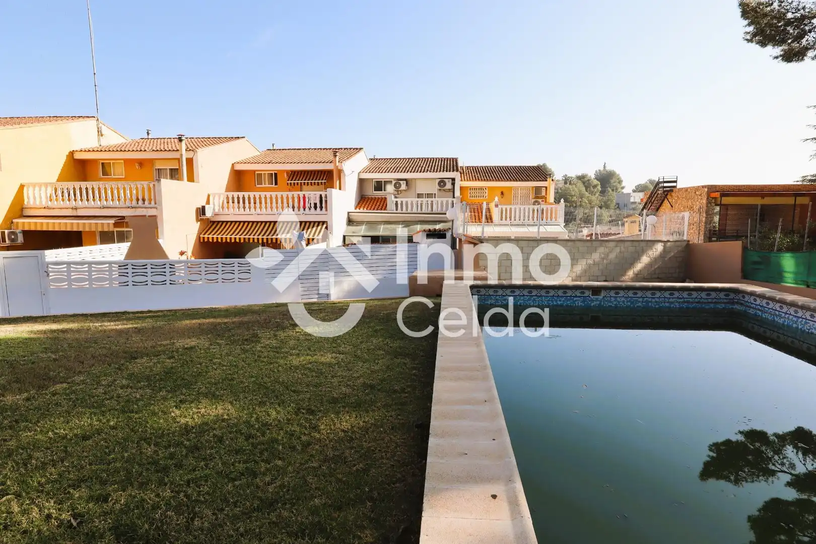 Piscina de Casa adosada en venta en Chiva con Aire acondicionado, Calefacción y Jardín privado