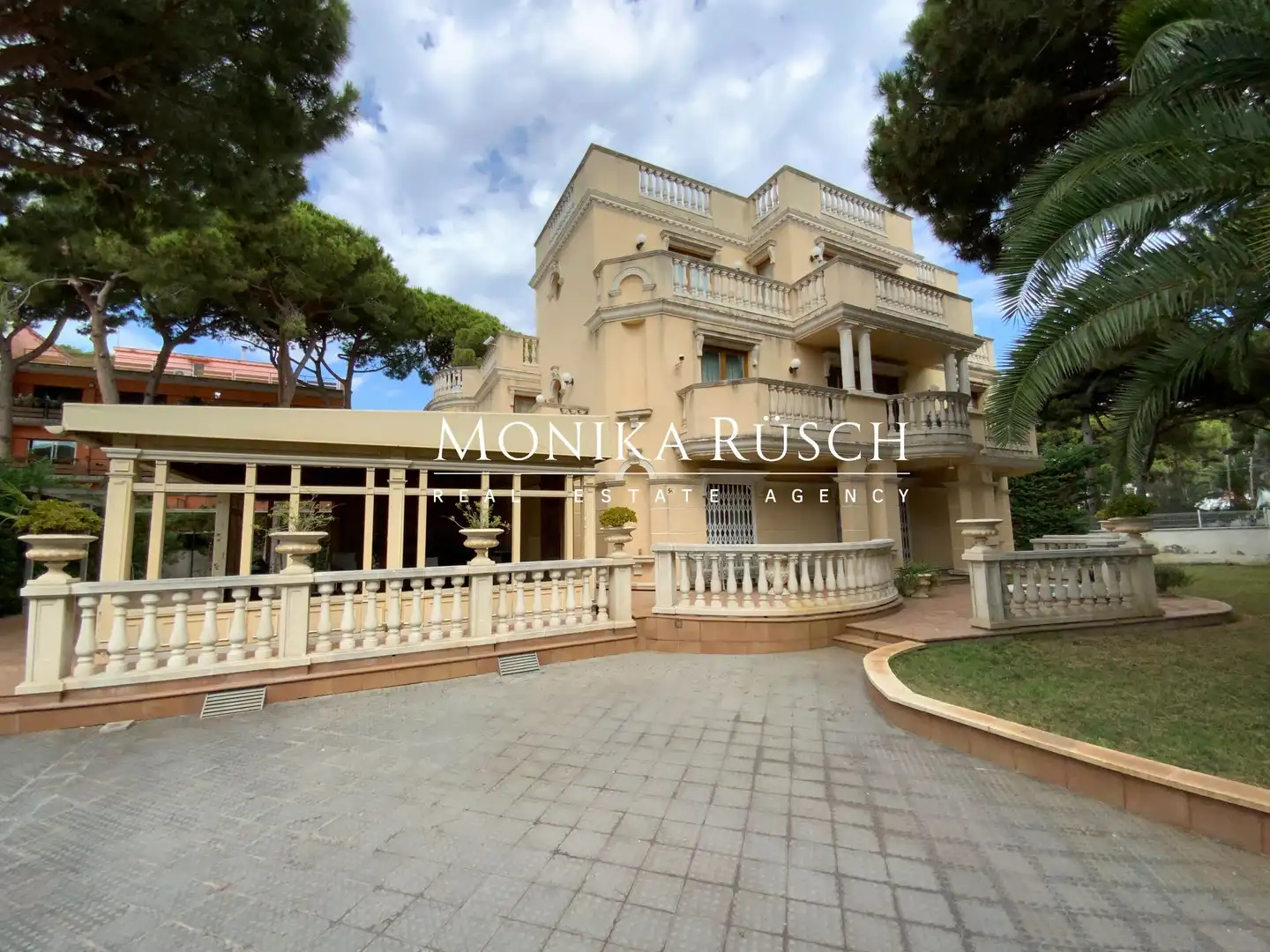 Vista exterior de Casa o xalet en venda en Castelldefels amb Aire condicionat, Calefacció i Jardí privat