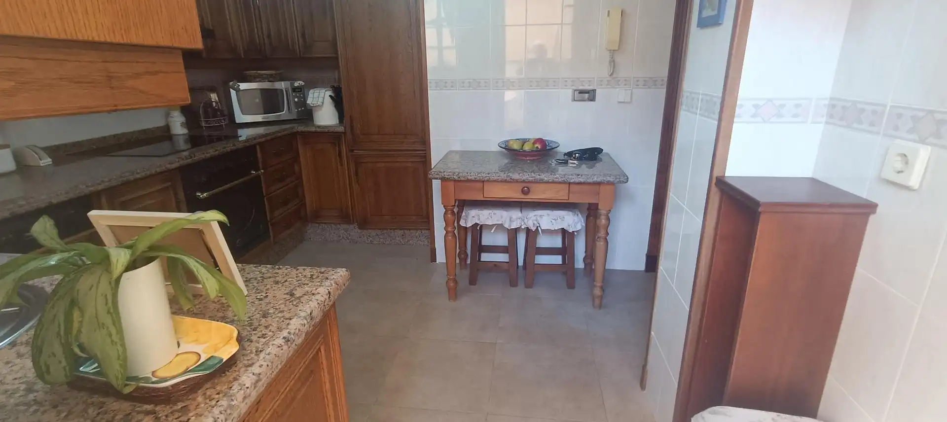 Cuina de Casa adosada en venda en Algeciras amb Aire condicionat, Moblat i Alarma