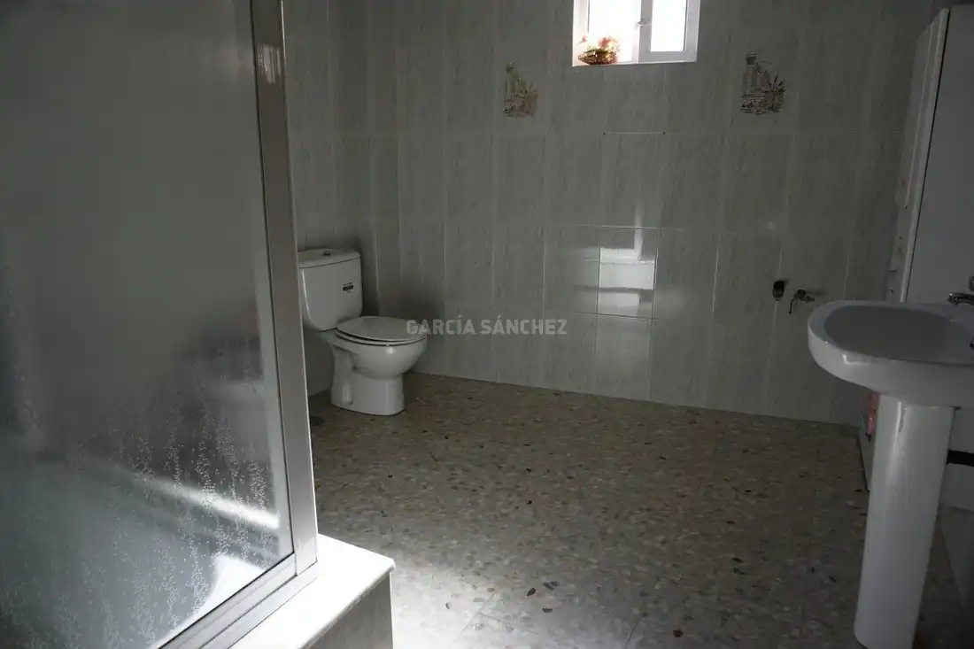 Badezimmer von Einfamilien-Reihenhaus zum Verkauf in Rianxo