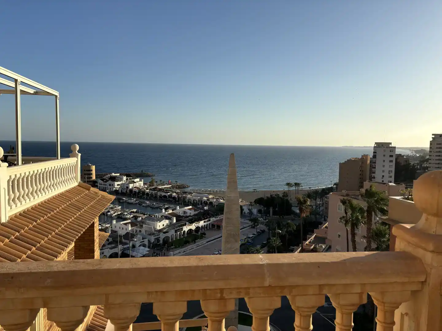 Vista exterior de Pis en venda en Roquetas de Mar amb Aire condicionat, Piscina i Balcó