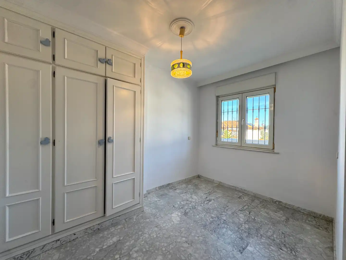 Dormitori de Casa o xalet en venda en Alhaurín de la Torre amb Aire condicionat, Calefacció i Jardí privat