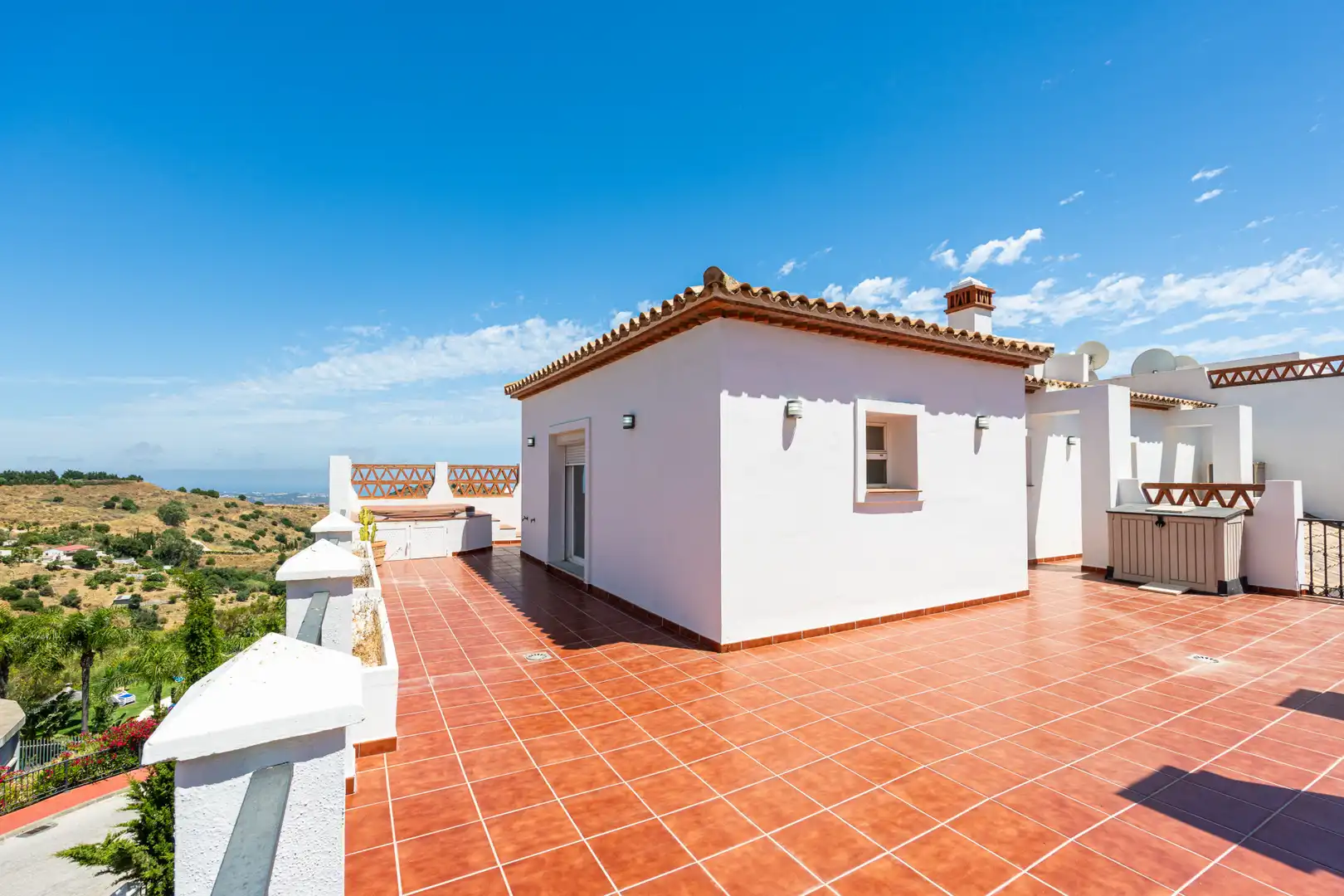 Vista exterior de Ático en venta en Mijas con Aire acondicionado, Terraza y Piscina