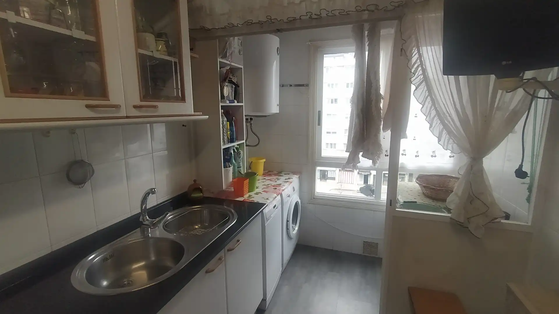 Cuina de Pis de lloguer en A Coruña Capital  amb Parquet, Moblat i Forn